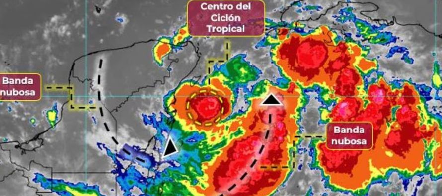 La tormenta tropical Idalia se encontraba cerca de la costa de Cuba el domingo en una posible...