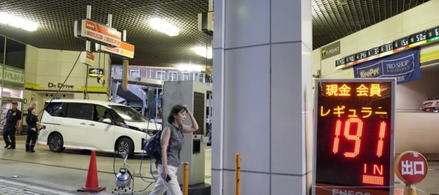 El precio medio de la gasolina regular se situó en 185,60 yenes (1,17 euros) por litro el...
