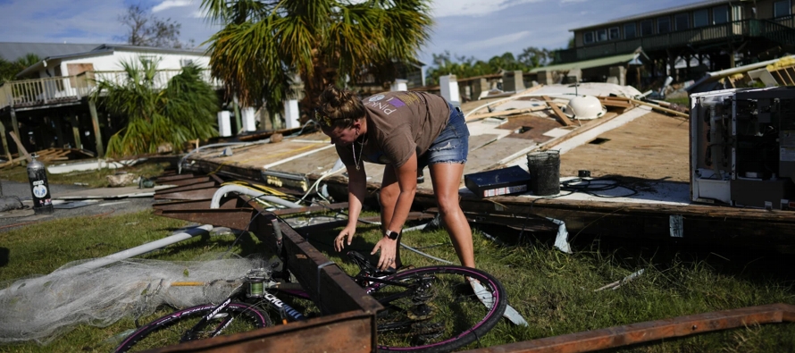 Idalia tocó tierra el miércoles en Florida, donde arrasó viviendas y...