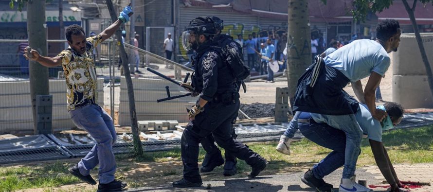 Entre los heridos había 30 policías y tres manifestantes alcanzados por disparos de...