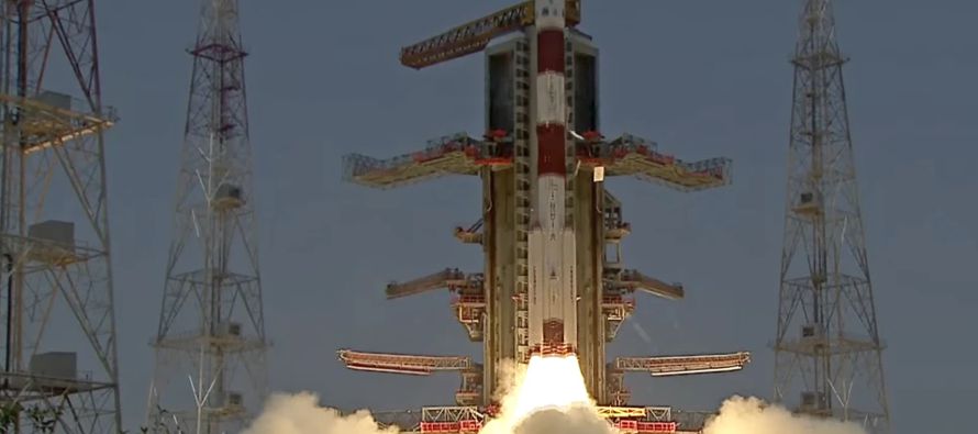 India lanzó el sábado su primera misión espacial para estudiar el Sol, menos...