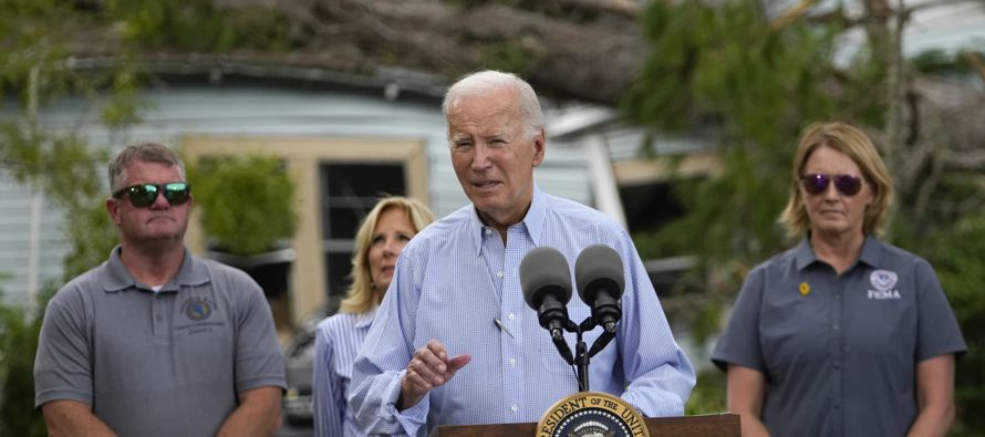 El presidente Joe Biden observó desde las alturas los estragos que el huracán Idalia...