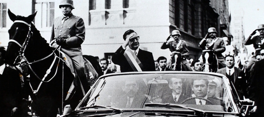 Allende, un socialista que había salido elegido en 1970, se suicidó durante el asalto...