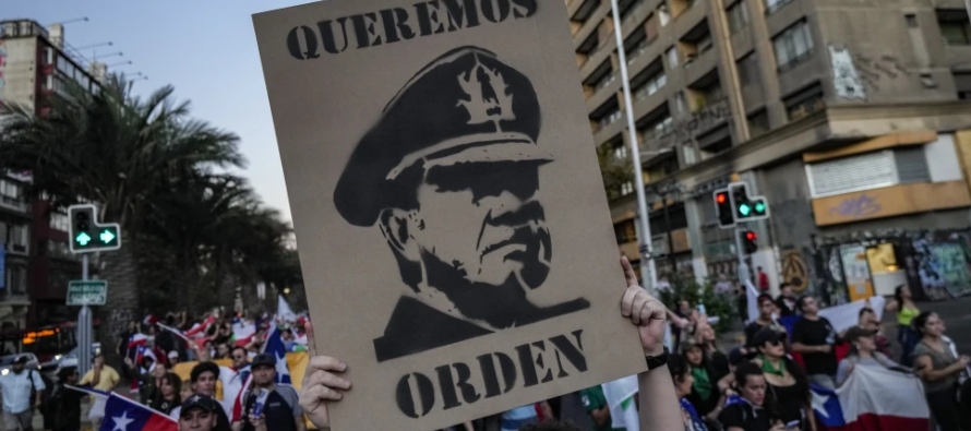 El gobierno de Argentina ordenó retirar al difunto dictador chileno Augusto Pinochet las dos...