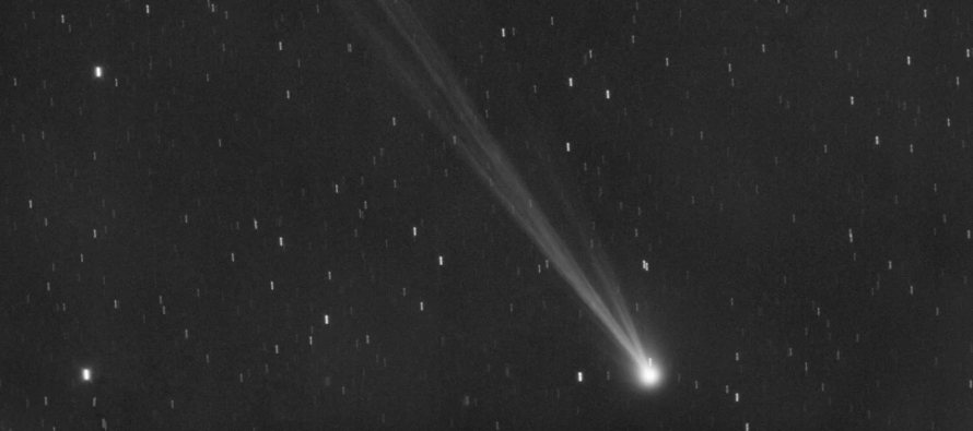 Los observadores del cielo rastrean el extraño cometa verde desde su descubrimiento por un...