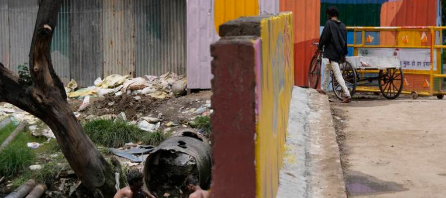 Las autoridades indias han sido criticadas en el pasado por desalojar campamentos de indigentes y...