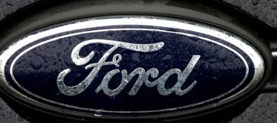 Ford anunció los aumentos salariales en un momento en que las conversaciones con la UAW para...