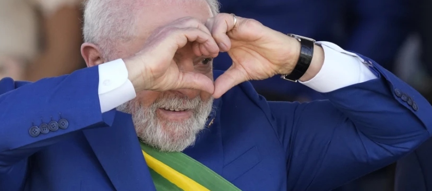 Durante una ceremonia en la capital, Brasilia, Lula apareció junto a Rosa Weber, presidenta...