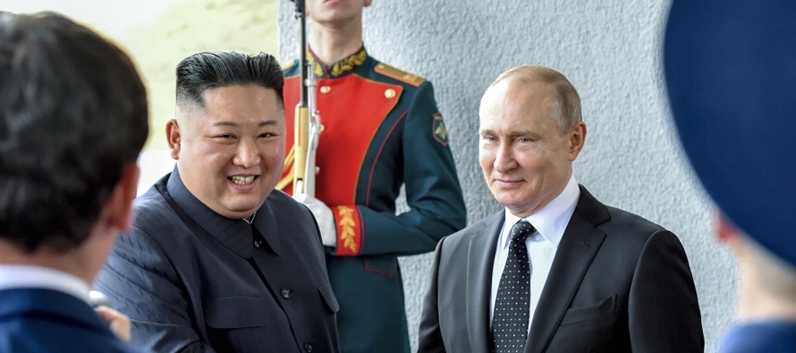 Un breve comunicado en el sitio web del Kremlin indicó que la visita de Kim respondía...