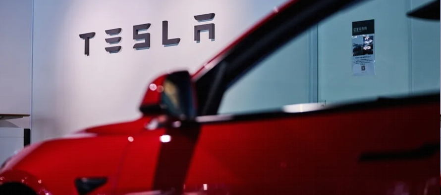 Las acciones de Tesla, que ya se han duplicado con creces este año, subieron hasta un 7% el...