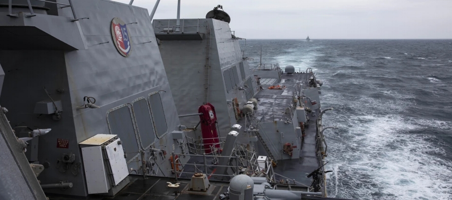 Durante el fin de semana, buques de guerra de Estados Unidos y Canadá navegaron por el...