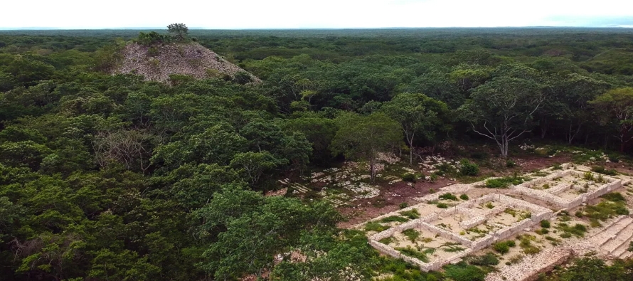 Kabah, ubicado a 100 kilómetros de la capital de Yucatán, cuenta con palacios y...