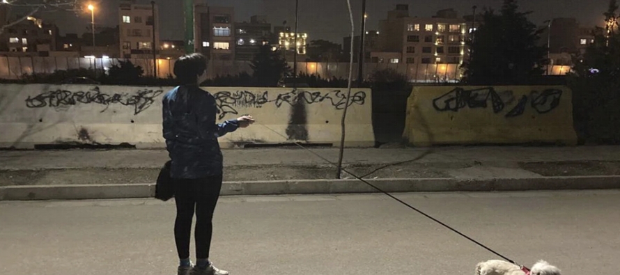 La muerte de Mahsa Amini, de 22 años, sigue resonando en todo Irán. Algunas mujeres...