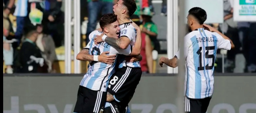 En la segunda etapa, Argentina volvió a llevar peligro con un remate de Álvarez que...