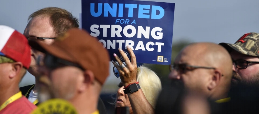 El sindicato exige un aumento salarial del 36%, pero General Motors, Ford y Stellantis —antes...