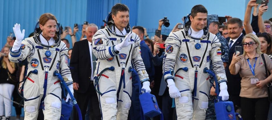 En la nave viajan los cosmonautas rusos Oleg Kononenko y Nikolái Chub, y la astronauta...