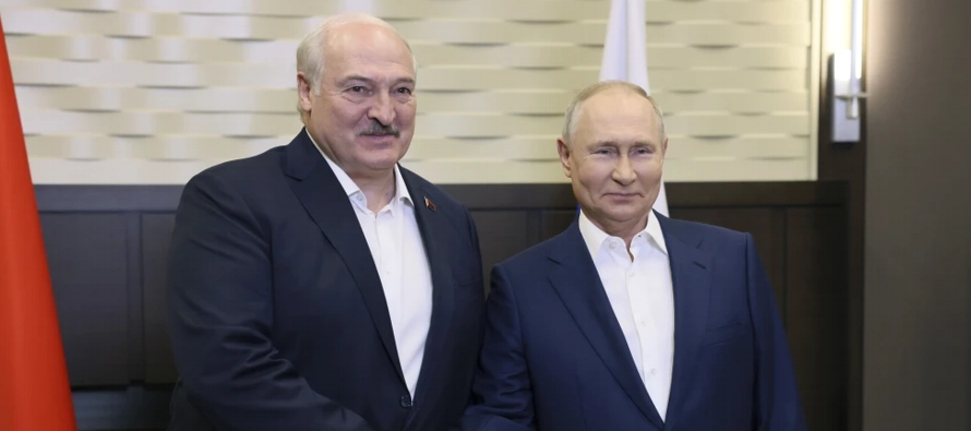 El presidente bielorruso Alexander Lukashenko hizo la propuesta durante su reunión con Putin...