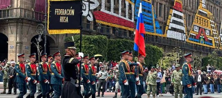 La participación de militares rusos durante el desfile militar del sábado para...