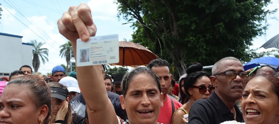 La cubana Mariana Pérez, quien llegó en esta ola migratoria a las oficinas del INM,...