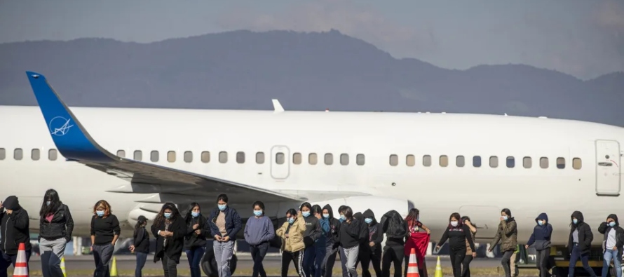 El cuarto vuelo arribó el 21 de julio con 33 migrantes irregulares, en coincidencia con la...
