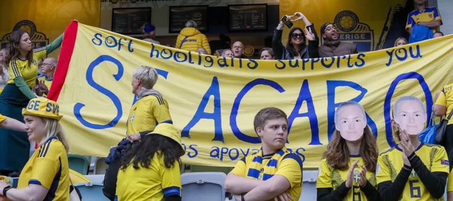 España y Suecia posan con una pancarta con el lema “Se Acabó”