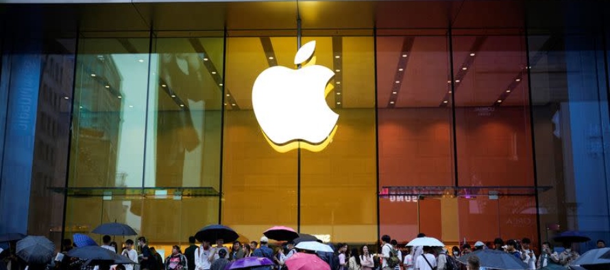 El iPhone 15 sale a la venta en la tienda insignia de Apple en Shanghái