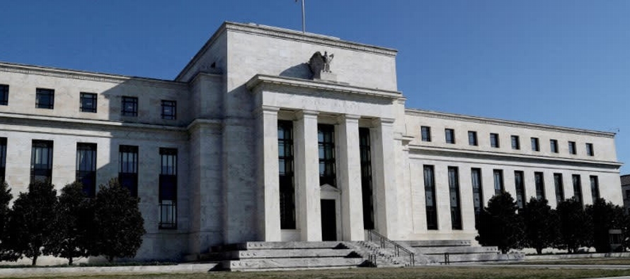 La semana pasada, la Fed mantuvo estable su tasa referencial de fondos federales en el rango de...