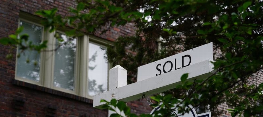 Las ventas de viviendas nuevas cayeron un 8,7% a una tasa anual desestacionalizada de 675,000...