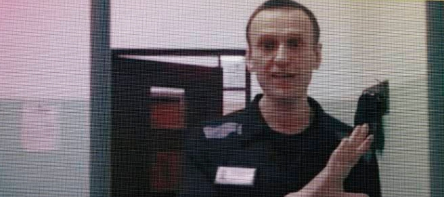 Uno de los socios de Navalny, Daniel Kholodny, que fue juzgado junto a él, también...