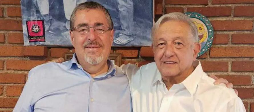 El presidente de México, Andrés Manuel López Obrador, y el presidente electo...