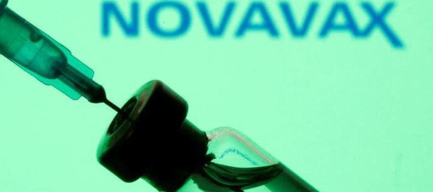 La vacuna COVID original de Novavax recibió la autorización estadounidense en julio...