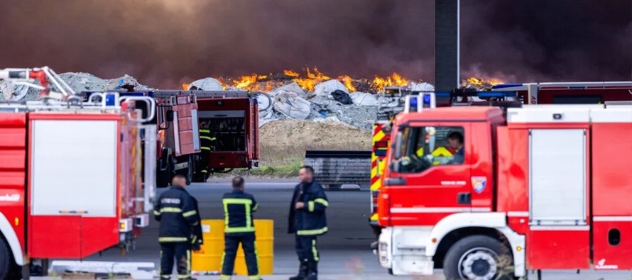 El incendio se declaró a primera hora del miércoles en el complejo industrial Drava...