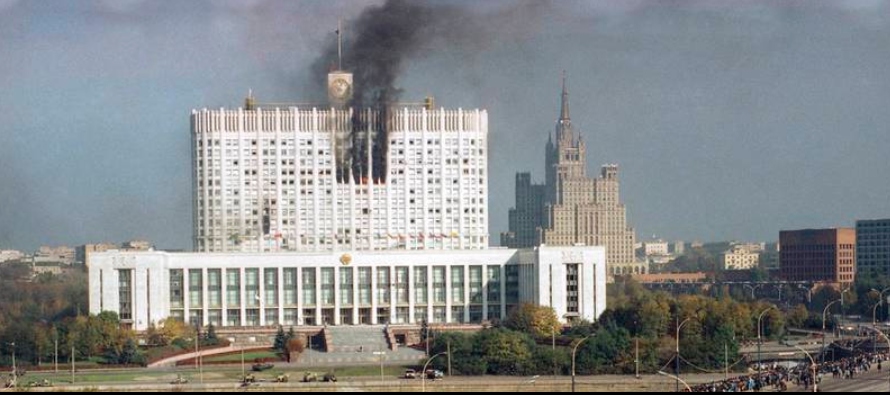 A medida que las tensiones se incrementaban enormemente, Yeltsin ordenó que el Parlamento se...