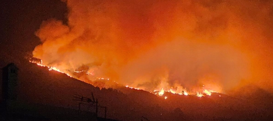El fuego, que comenzó el miércoles, afectaba principalmente a los municipios de Santa...