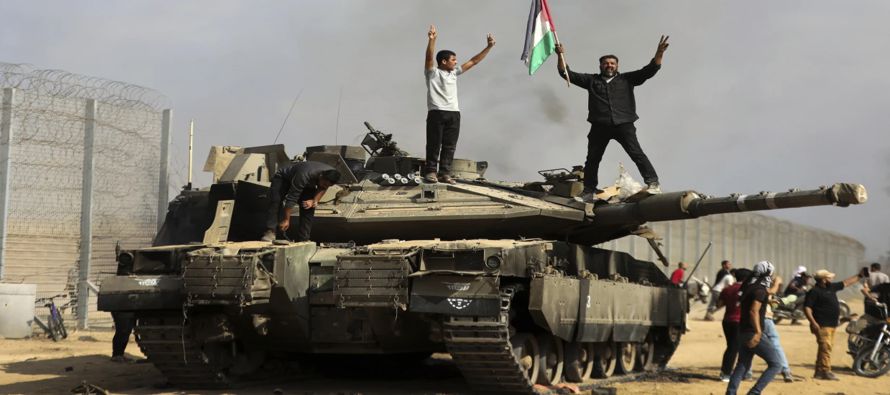 Israel dijo que estaba en guerra con Hamás y lanzó incursiones aéreas a Gaza,...