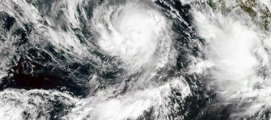 El ciclón registraba vientos máximos sostenidos de 220 kilómetros por hora...