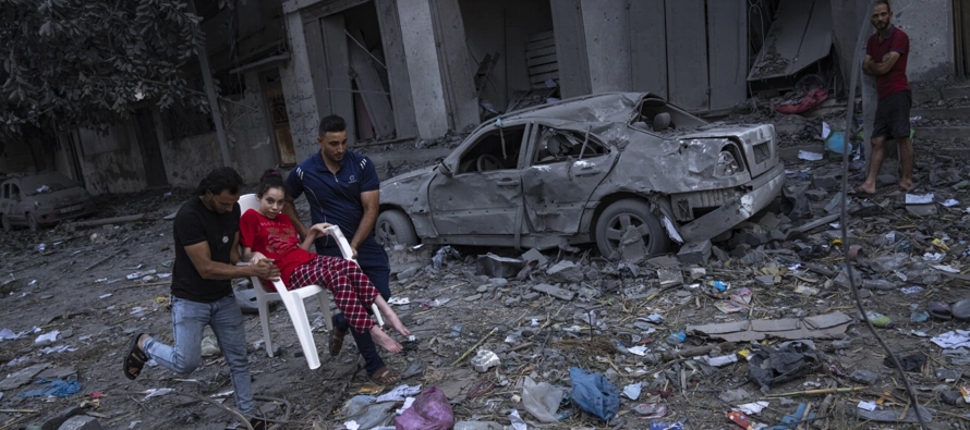 Los palestinos en la asediada Franja de Gaza trataban de buscar lugares seguros el miércoles...