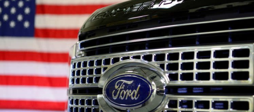 Las acciones de Ford caían un 2,2%, a 11,98 dólares en las operaciones previas a la...