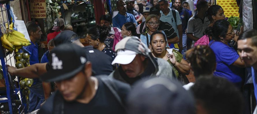En esa realidad cotidiana, los venezolanos oyen hablar de elecciones mientras la oposición...
