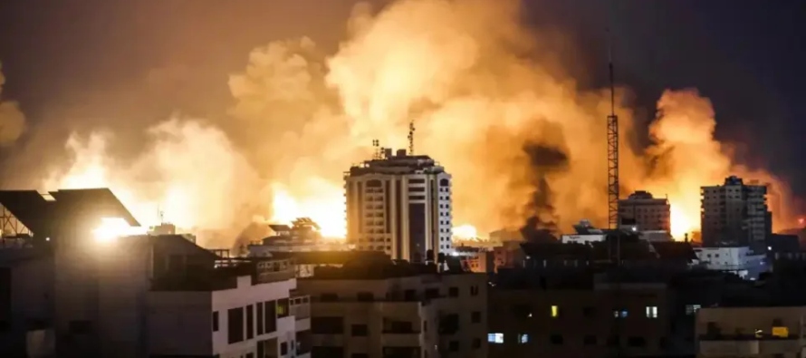 Mientras, “en Gaza se ha bombardeado a familias mientras se desplazaban penosamente hacia el...