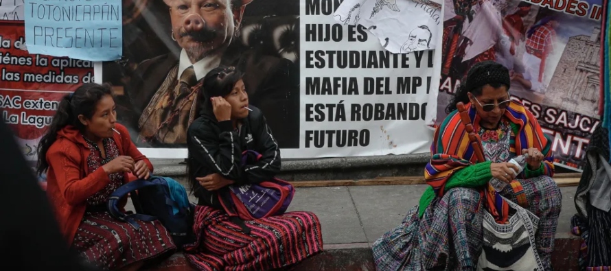 Además, en otro punto de la carretera del suroeste de Guatemala, un grupo de personas no...