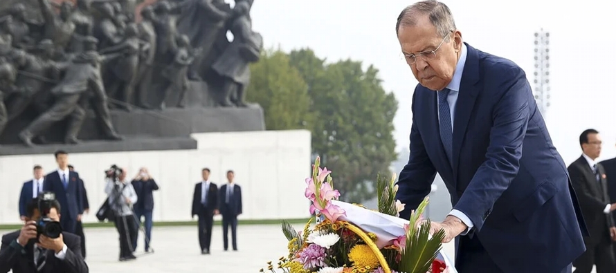 Lavrov, llegó a la capital de Corea del Norte el miércoles en un viaje de dos...