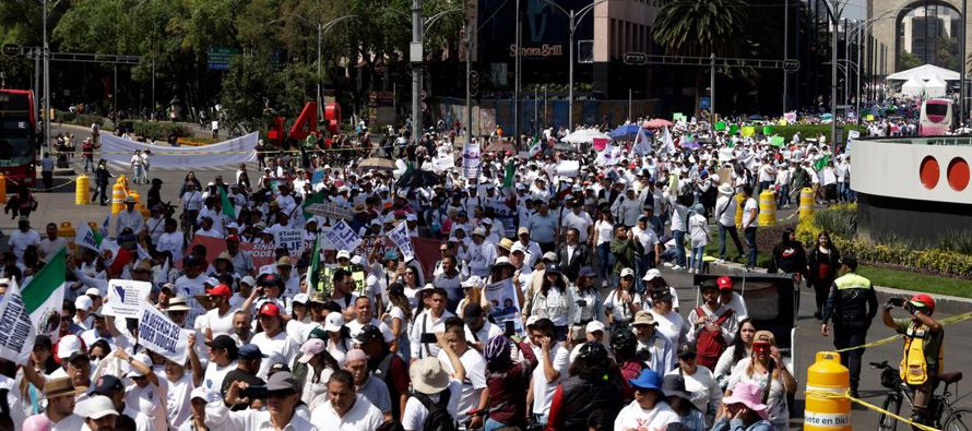 En la capital mexicana, los grupos participantes fueron del Monumento a la Revolución al...