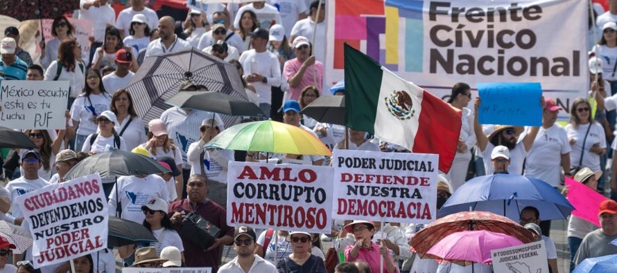 En la capital mexicana, los manifestaron marcharon del Monumento a la Revolución al...