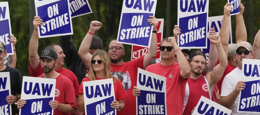 El sindicato United Auto Workers agregó a la huelga una fábrica de camiones pickup...