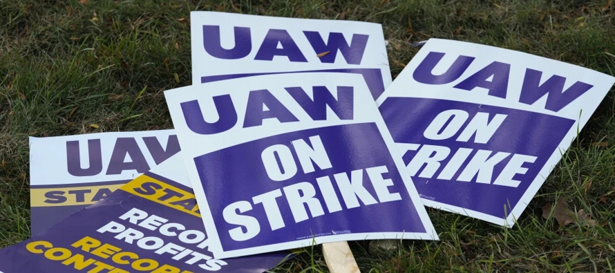 La medida del sindicato United Auto Workers ocurre apenas días después de haber...