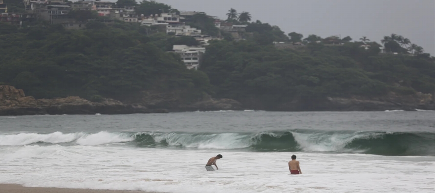 La tormenta estaba a unos 100 kilómetros al nor-noroeste de Acapulco y tenía vientos...