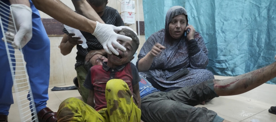 La advertencia se produjo mientras los hospitales en Gaza intentaban tratar a un gran número...