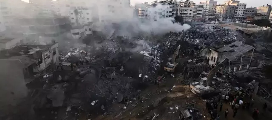 La ciudad de Gaza, en el centro, ha sido bombardeada por la aviación israelí sin...