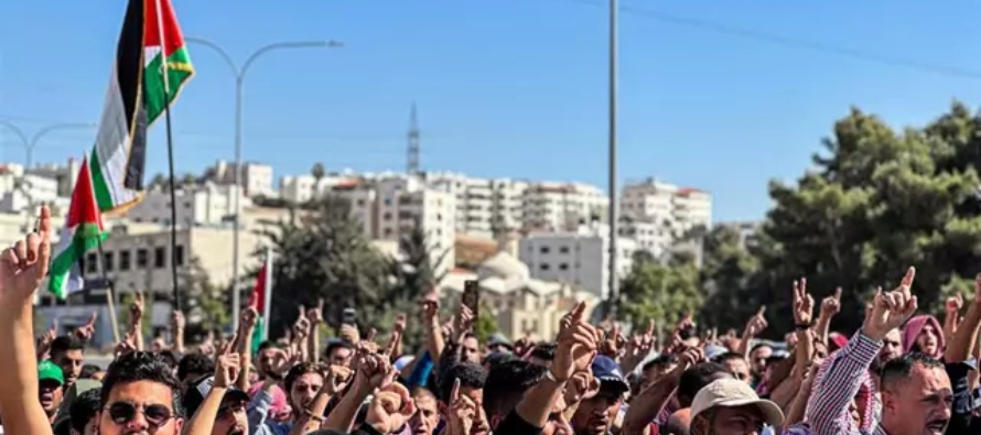 La multitud ha marchado por las calles del centro de Ammán, tras las oraciones del viernes,...